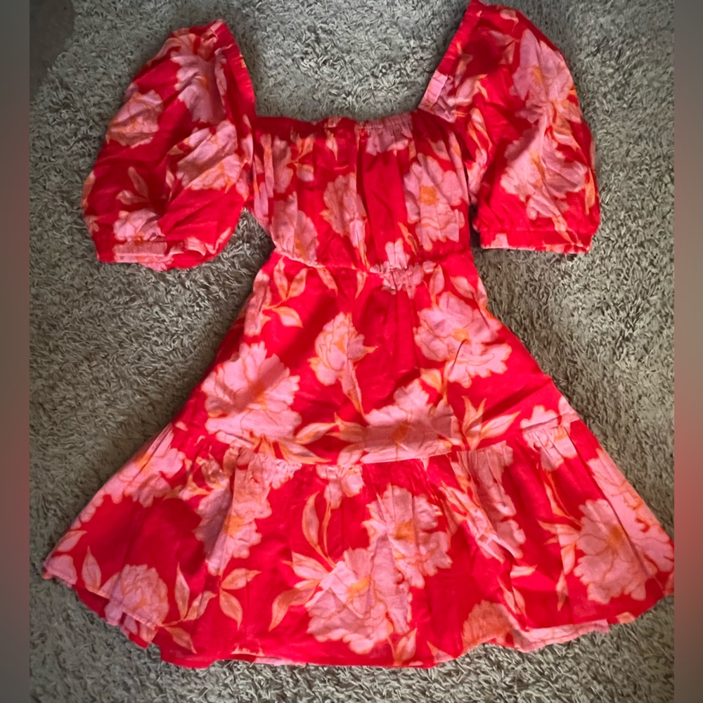 Floral, puff sleeve, tiered mini dress in vibrant red and pink colorway. Size L. - Picture 5 of 10